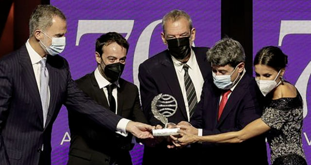 Carmen Mola, un colectivo fantasma de tres hombres, se lleva el millón de euros del Premio Planeta
