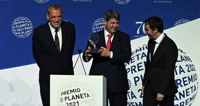 La Elena Ferrante spagnola lascia l’anonimato per il premio più ricco del mondo